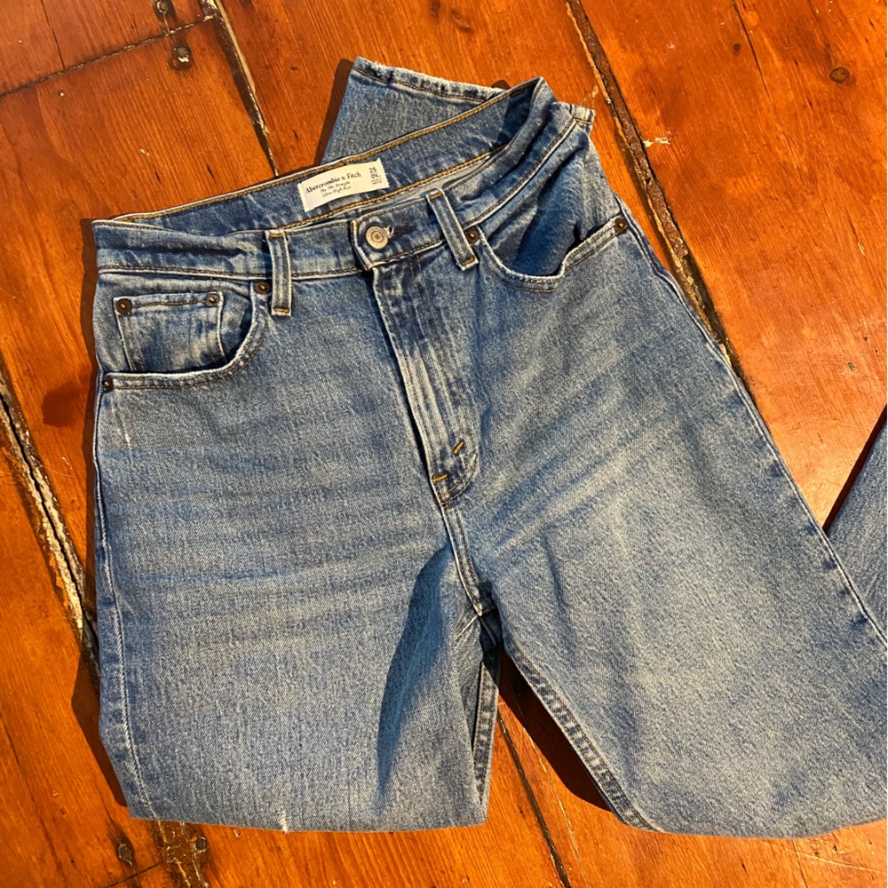 Abercrombie Ultra High Rise 90s Straight Jean 25XS